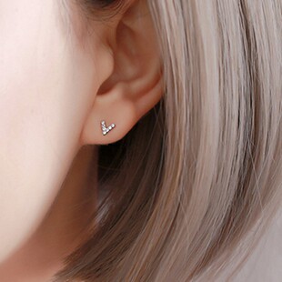 爱唯雅 S925纯银V字母耳钉女养耳耳饰锆石耳环水钻睡觉免摘闪亮小