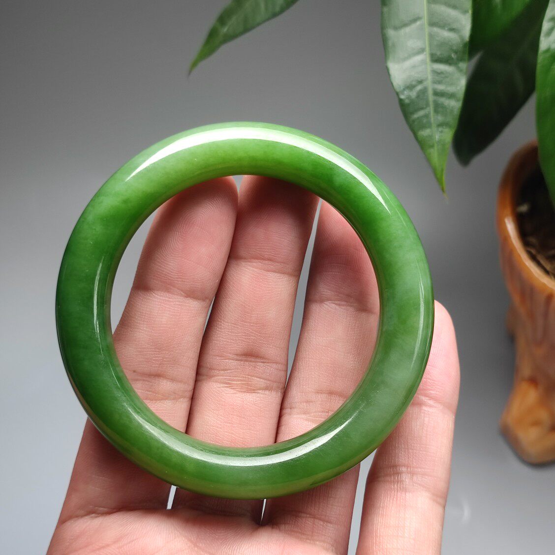 精品收藏和田玉碧玉果绿圆条手镯玉镯57圈口老坑料细腻油润颜色正