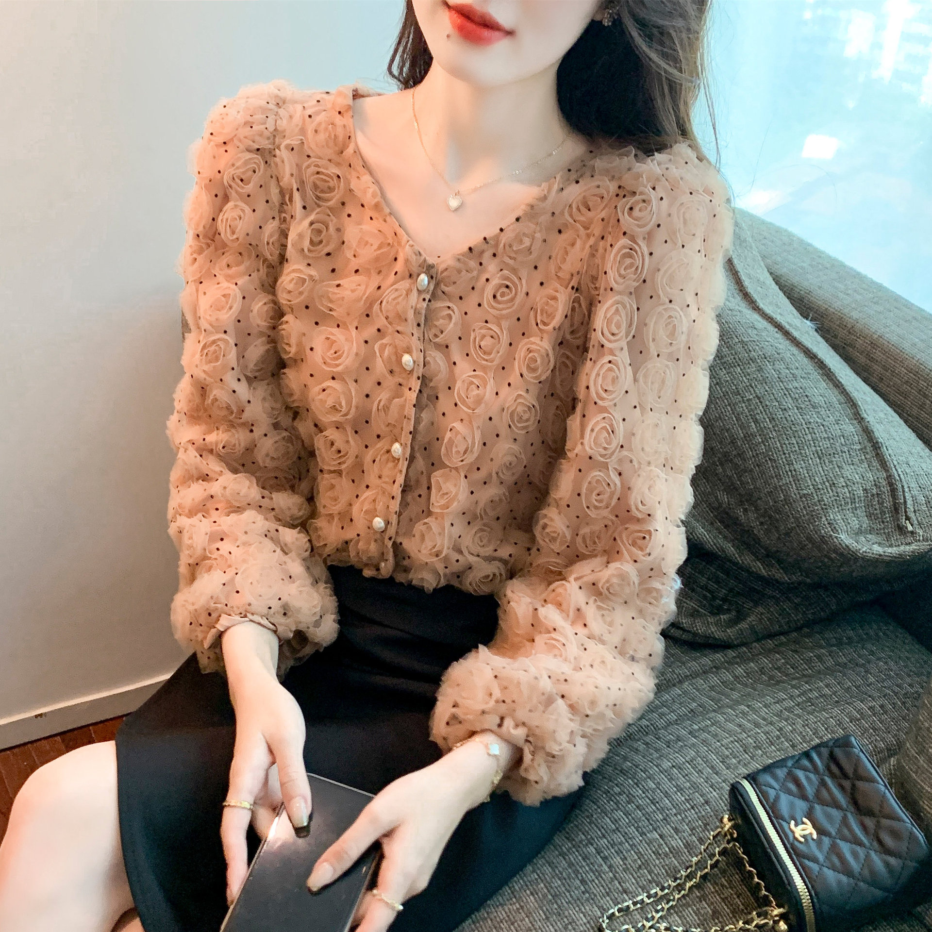 2026秋季新款法式气质立体花朵重工蕾丝打底衬衫女V领设计感上衣