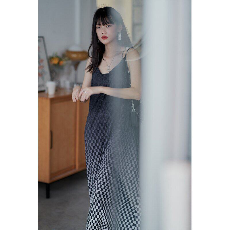 渐变棋盘格压褶吊带连衣裙女2025夏新款设计感小众A字中长款长裙