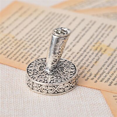 1PC Vintage Feather Pen Stand Carve Patterns Designed Metal