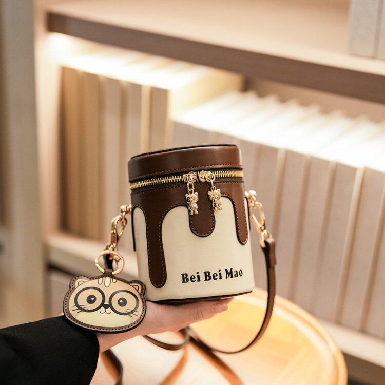 2026新款小众设计撞色水桶包迷你单肩斜挎包高级感洋气小熊手机包