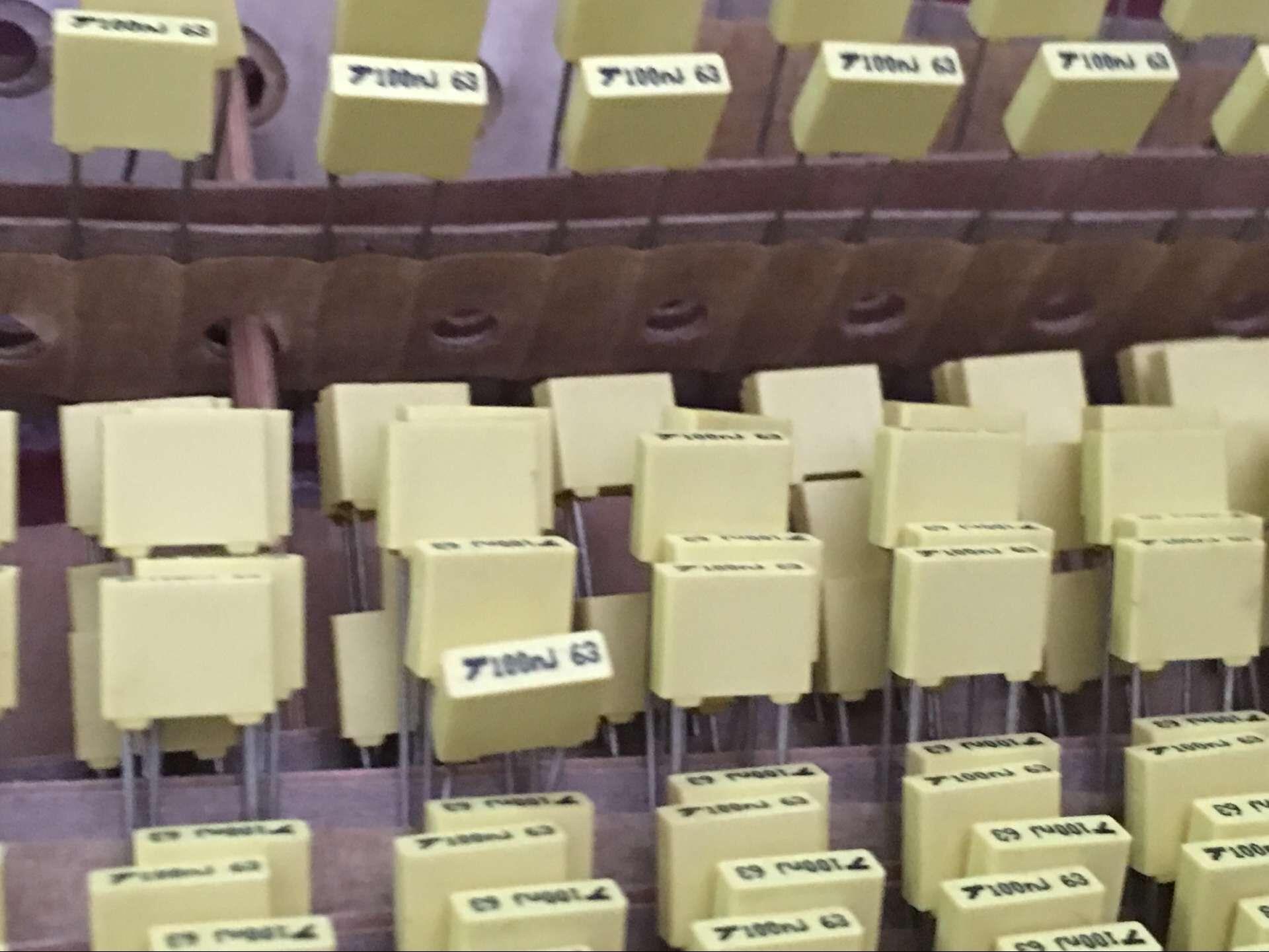 100NJ100 校正电容 63V104J 63NF 0.1UF 较正电容 5mm脚距