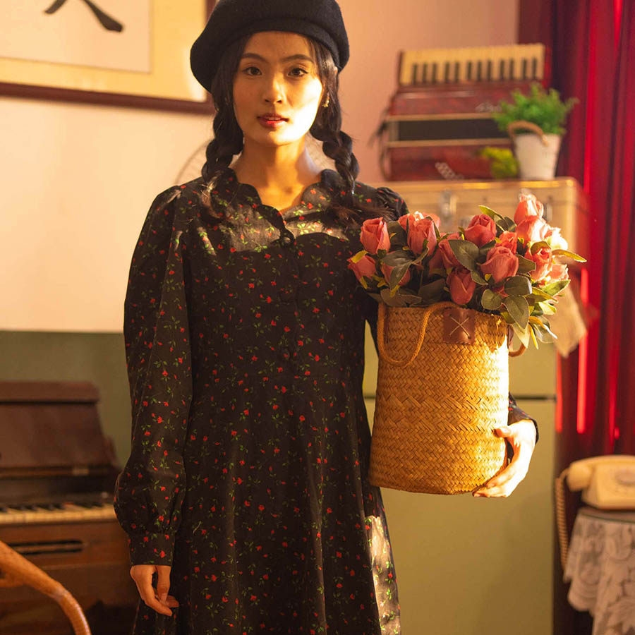 LIBERTY灯芯绒花瓣领复古黑玫瑰长袖连衣裙上新9折