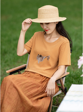 忘城H437座/鱼见你/2023夏季新款砂黄色全棉小鱼印花圆领休闲T恤