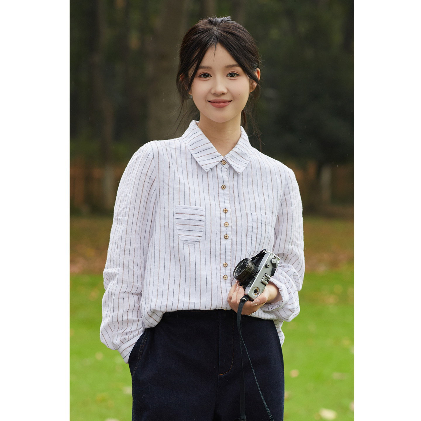 忘城H1370座/自由树/秋冬新款17支长麻纱白色彩咖条纹衬衫有里衬