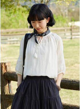 忘城Y390座/自由的期许/24春夏42支苎麻白色镂空花边系带v领小衫