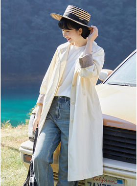 忘城H1077座/好春光/25春秘鲁海岛匹马棉米色中长款风衣文艺印花