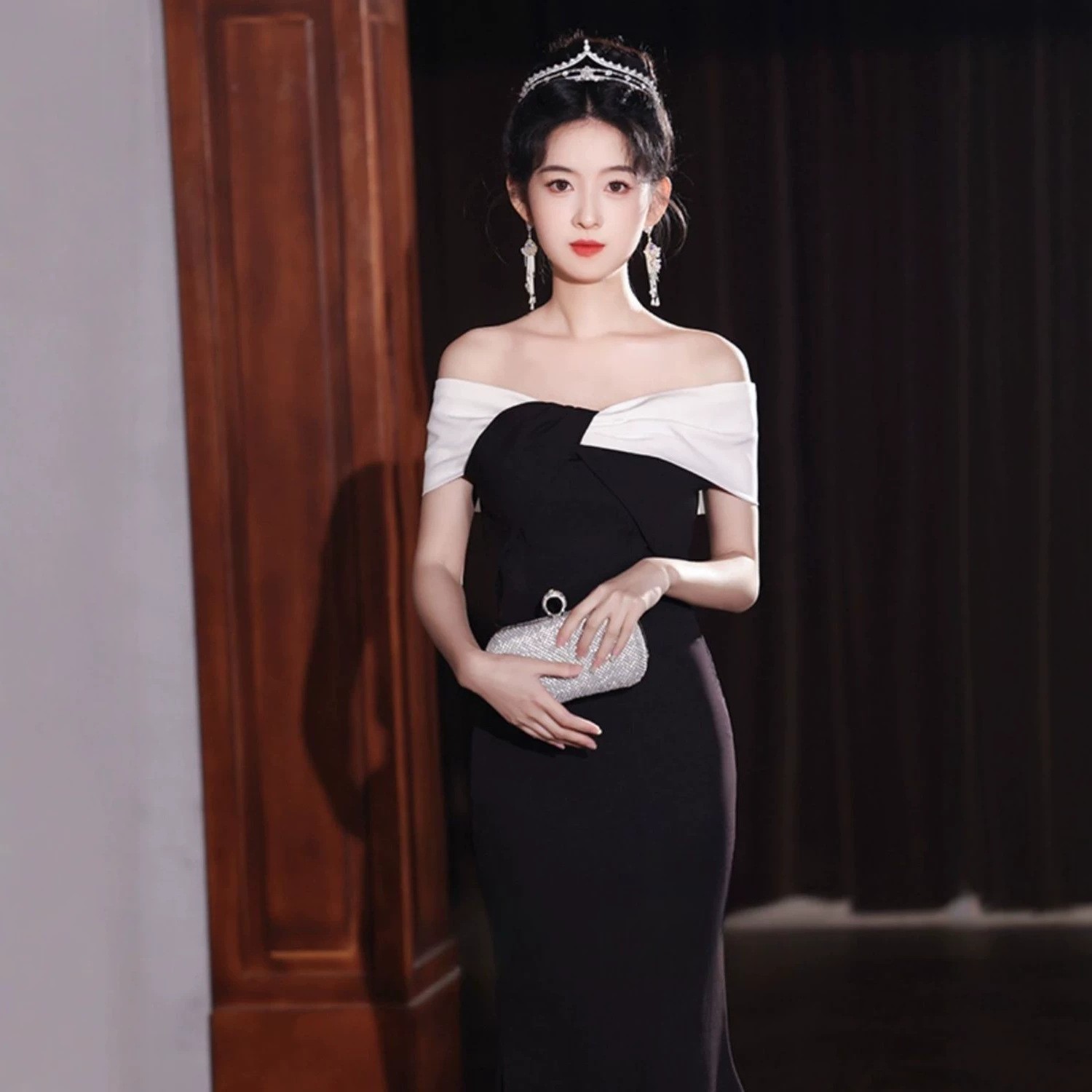 一字肩晚礼服裙子女扭结露肩收腰鱼尾款长裙宴会主持人气质连衣裙图片