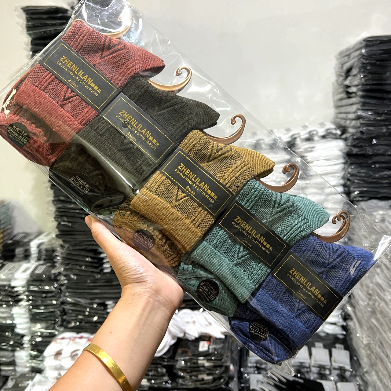 诸暨袜子男款秋冬季中筒袜菱形长袜男士棉袜彩色运动袜复古男生袜