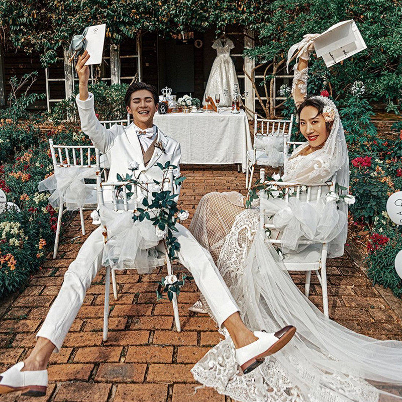 旅拍 ins婚纱照摄影白色铁桌椅子誓言书韩式外景求婚礼纸信封道具