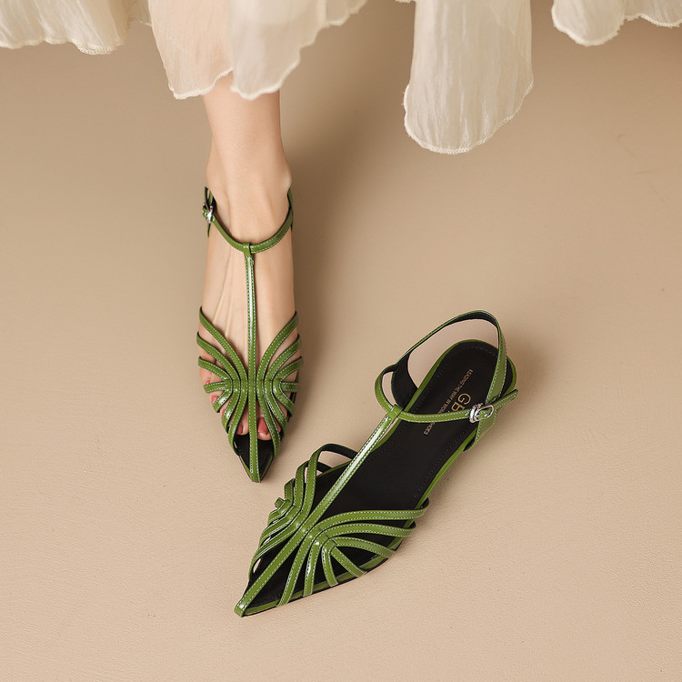 全牛皮复古镂空尖头中跟凉鞋女