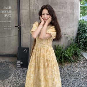 日系俏皮黄色碎花连衣裙女2025夏季新款度假风泡泡袖设计感中长裙图片