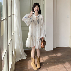 米白色小个子刺绣印花娃娃裙女秋季2025新款a字裙甜美减龄连衣裙图片