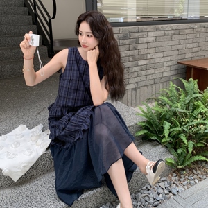 独特好看蓝色复古格子网纱拼接连衣裙女2025夏木耳花边无袖背心裙图片
