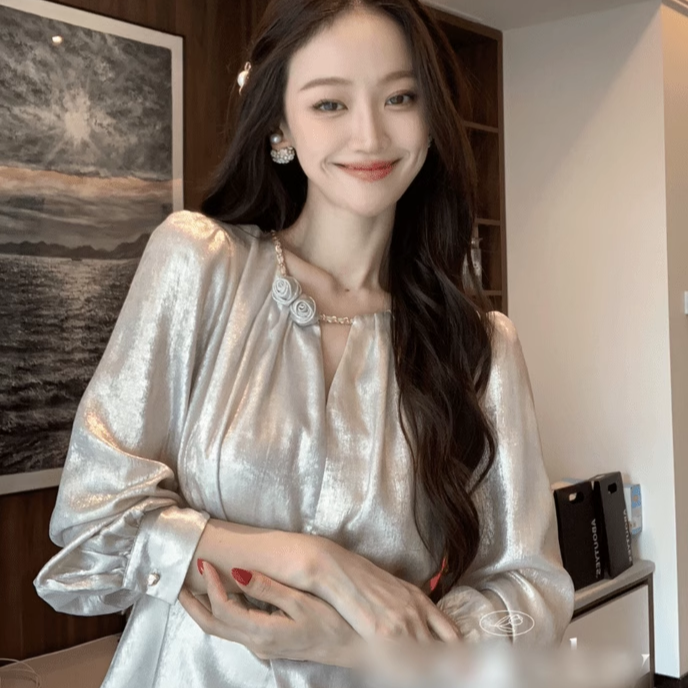 早秋新款银白色网红小衫女设计感v领立体玫瑰上衣显瘦洋气套头衫