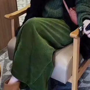 复古绿色高腰显瘦灯芯绒半身裙女2025冬季 时髦设计A字包臀裙 新款