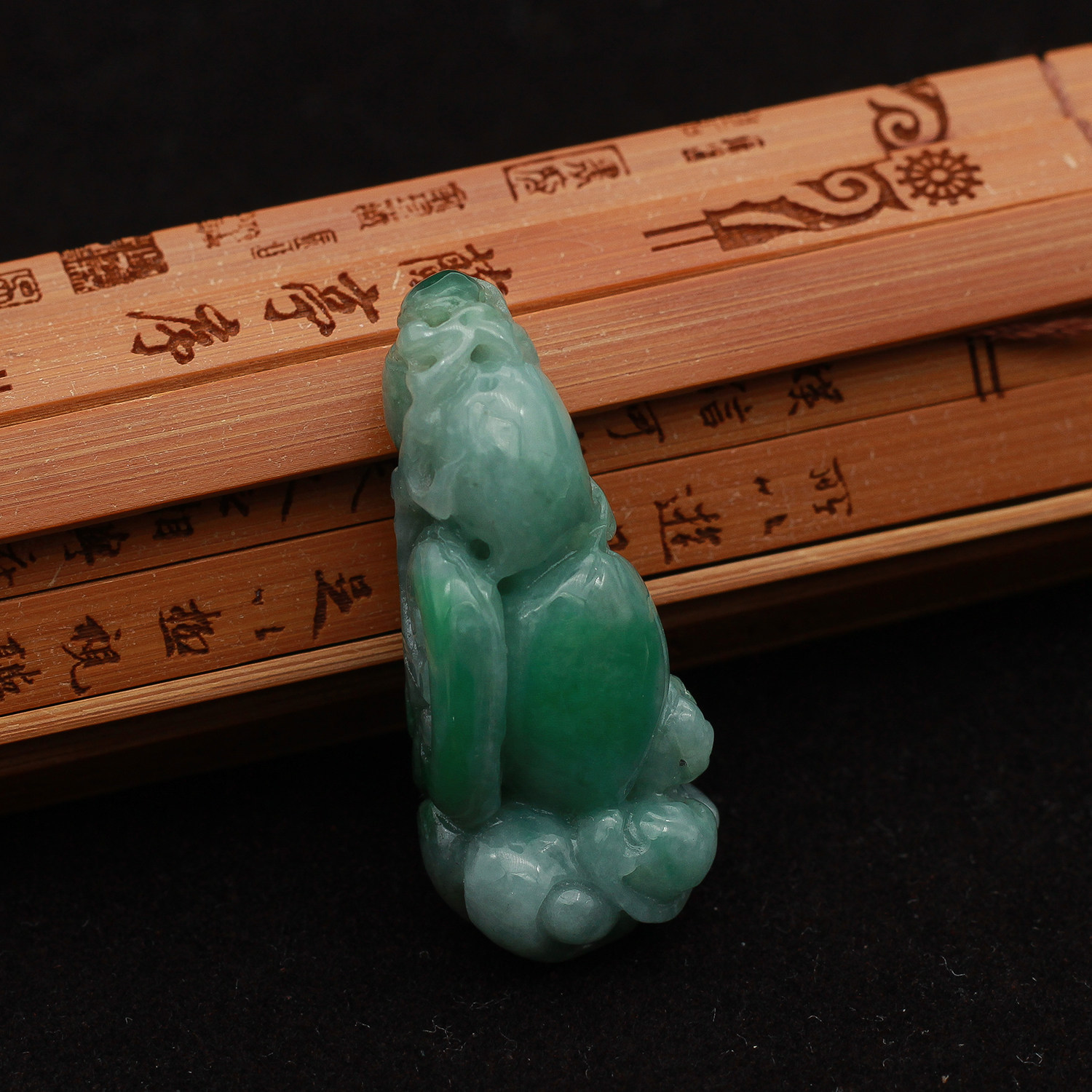 工厂直销 缅甸A货翡翠玉器 糯种飘绿如意猴采桃子好彩头吊坠 包邮