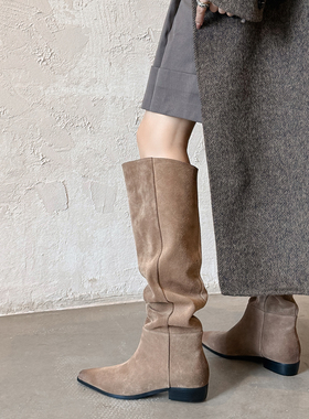 Versatile。bi入款· 显瘦牛皮褶皱平底高筒堆堆靴尖头宽筒长靴女