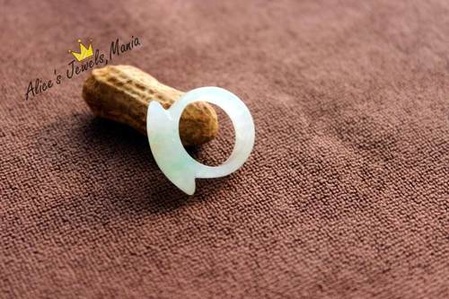 翡翠飘绿冰种马鞍戒指