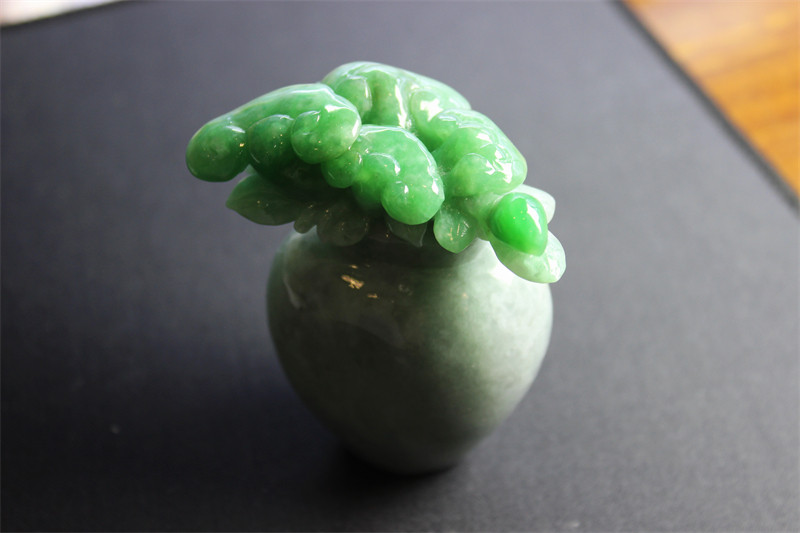 N26翡翠摆财绿色糯冰种礼物如意花瓶阳绿辣绿200克证书桌面摆件
