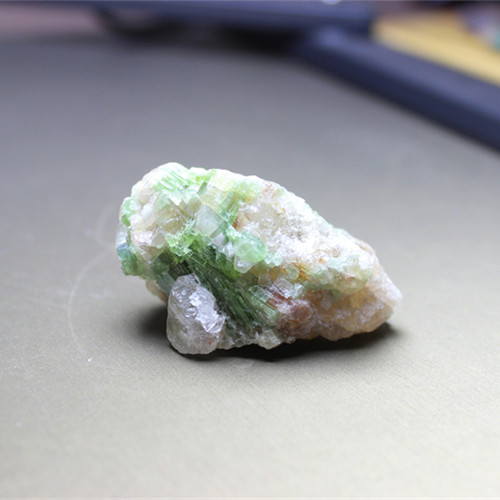 F68碧玺原石裸石绿色粉绿设计宝石未打磨桌面摆件矿标标本