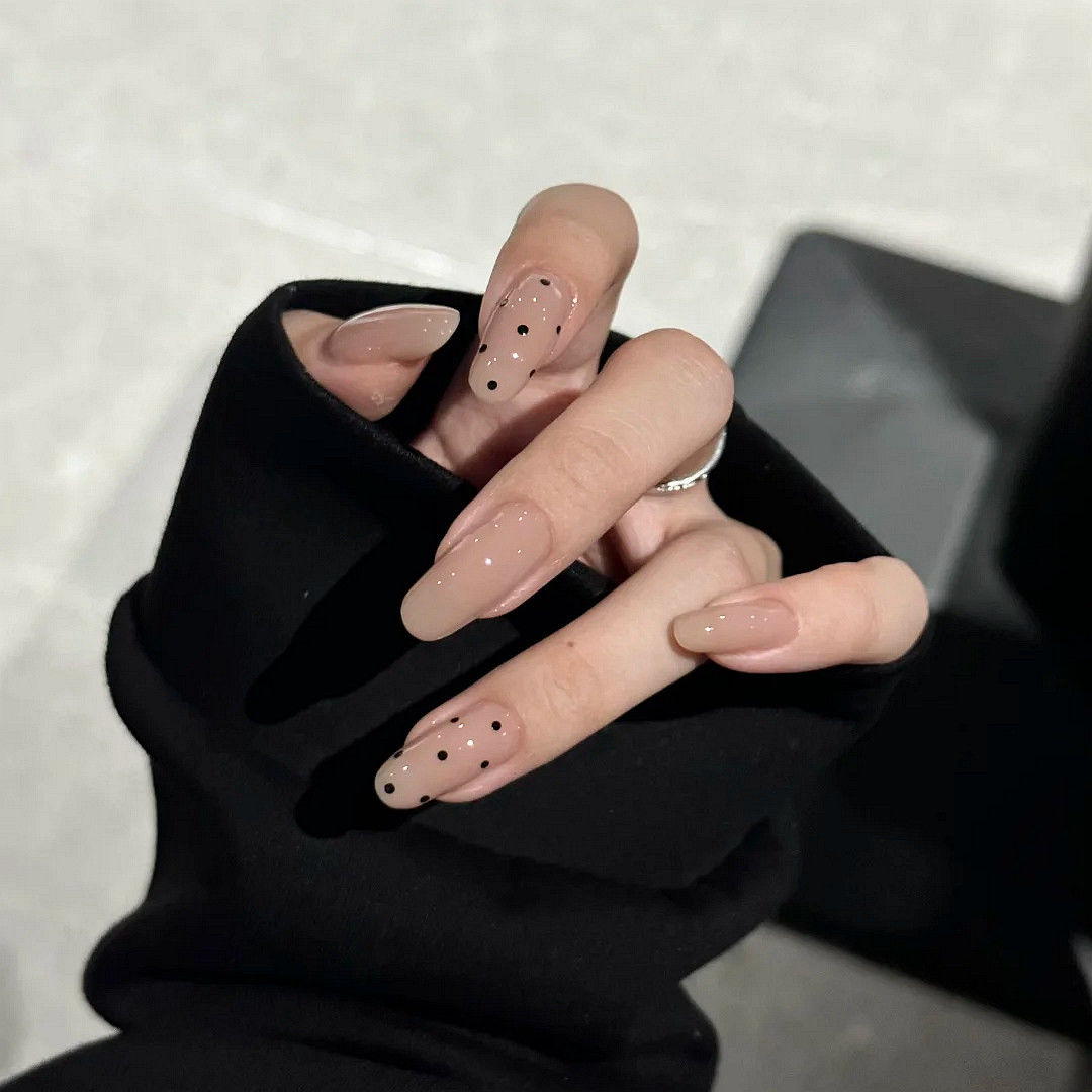 秋冬气质miu系裸色波点简约氛围感穿戴甲温柔高级感椭圆显白贴片