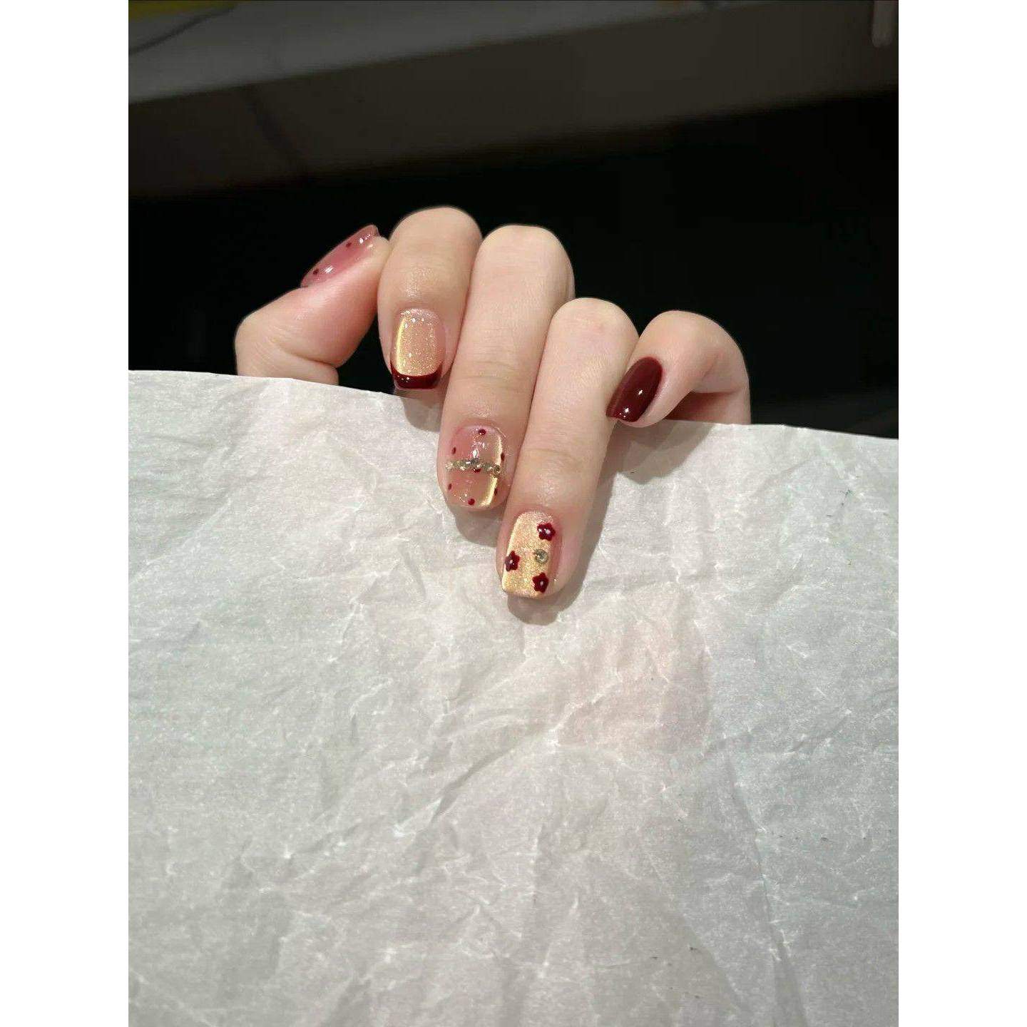 【花财】新年酒红显白法式波点猫眼美甲纯手工穿戴甲短款高级感,彩妆/香水/美妆工具,穿戴甲/甲片,淘宝优惠券,粉丝福利购,淘宝优惠卷