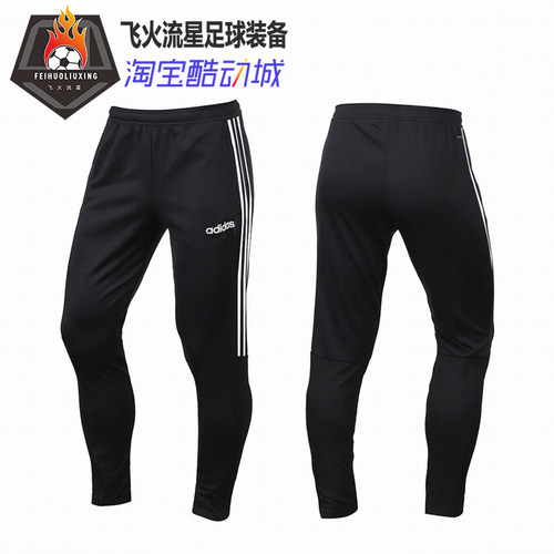 男子收腿长裤运动跑步足球