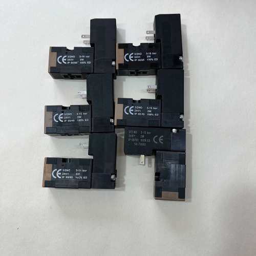 诺冠吹瓶机阀组先导阀F011068和70063，数量六个，实