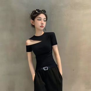 露肩短袖t恤女夏装洋气一字肩上衣打底衫黑色紧身心机网红斜肩t血