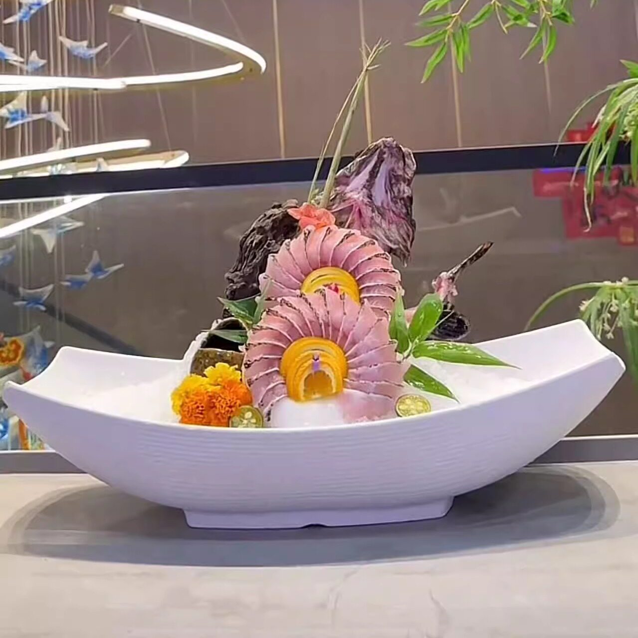 刺身鱼生三文鱼海鲜盘高端家宴密胺冰盘商用肥牛餐具云南鲜菌展示
