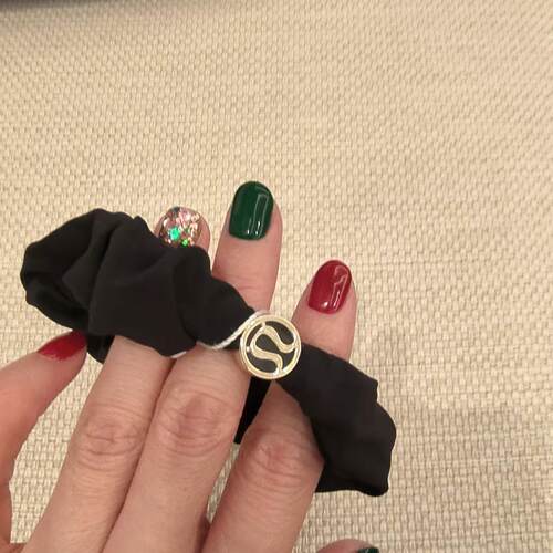lululemon uplifting scrunchie logo charm 女士发圈