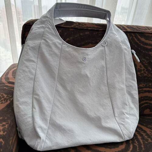 Lululemon slouchy 单肩包