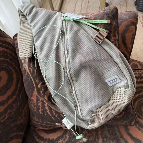 lululemon fast track sling bag 斜挎包