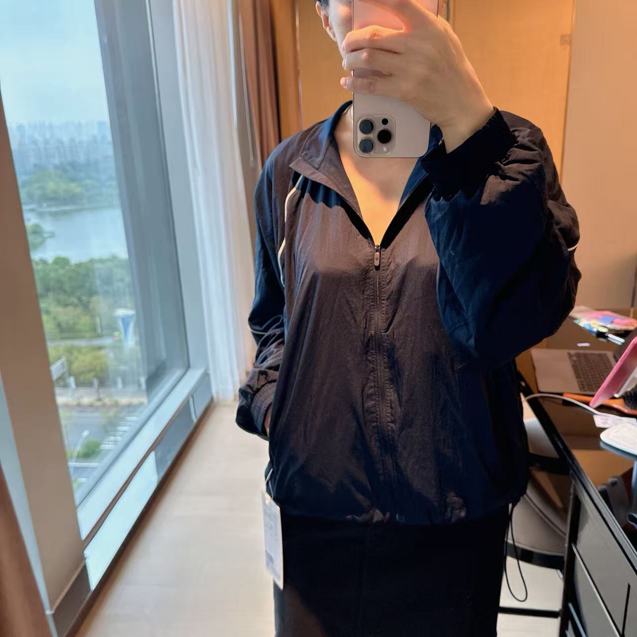 女士轻盈版短款运动夹克