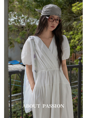 About Passion · V领绑带收腰连衣裙秋季显瘦a字白色裙子