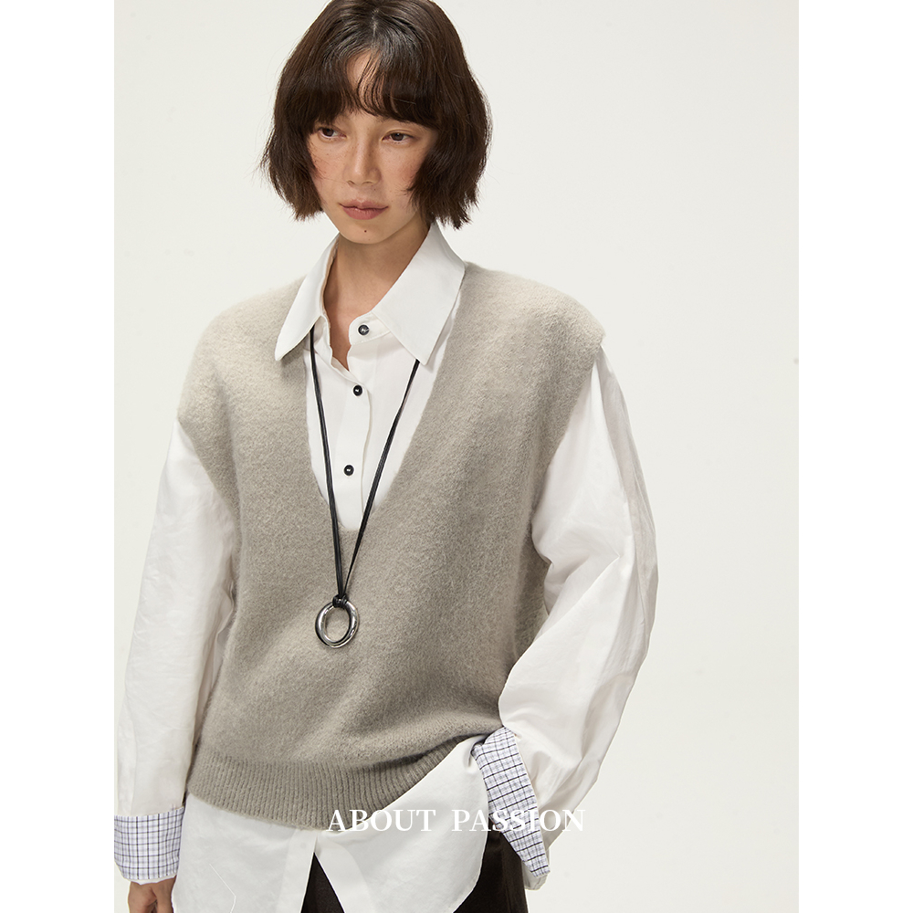 V领针织马甲叠穿格纹袖口衬衫