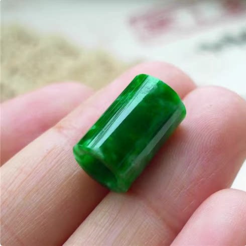 翡翠路路通吊坠祖母绿