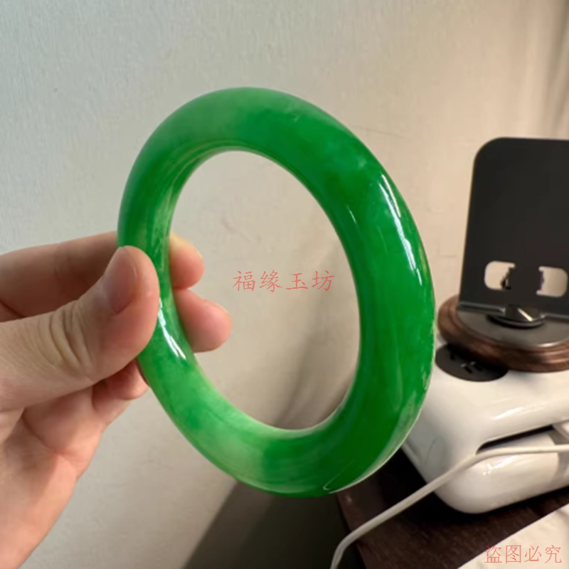精品翡翠B货手镯冰种阳绿色玉镯