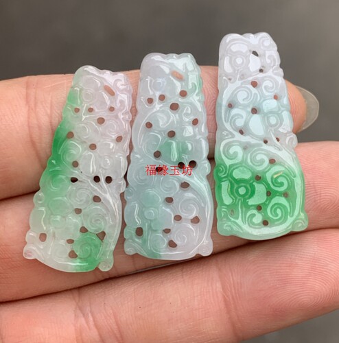白底青镂空雕刻翠玉 翠绿色玉花朵挂件