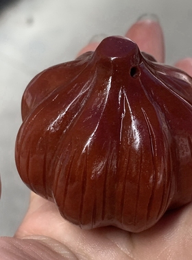 天然金丝玉红色大蒜手把件