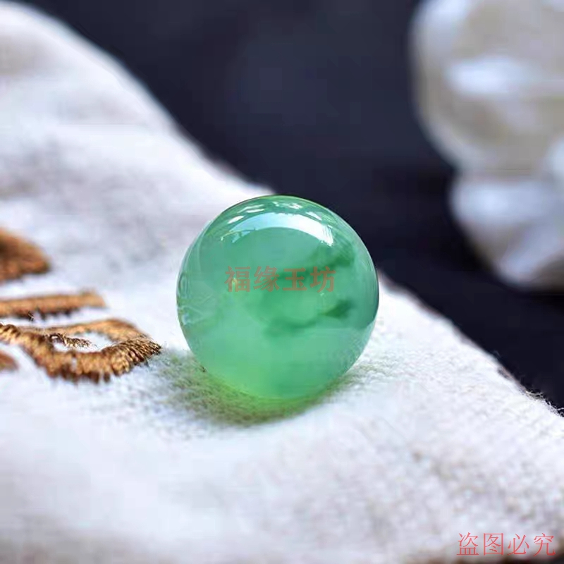 天然缅甸翡翠冰种飘绿珠子