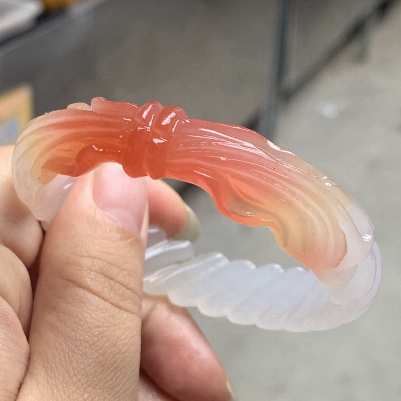天然新疆金丝玉俏色半红半白玉石麻花手镯女款精致甜美闺蜜镯子
