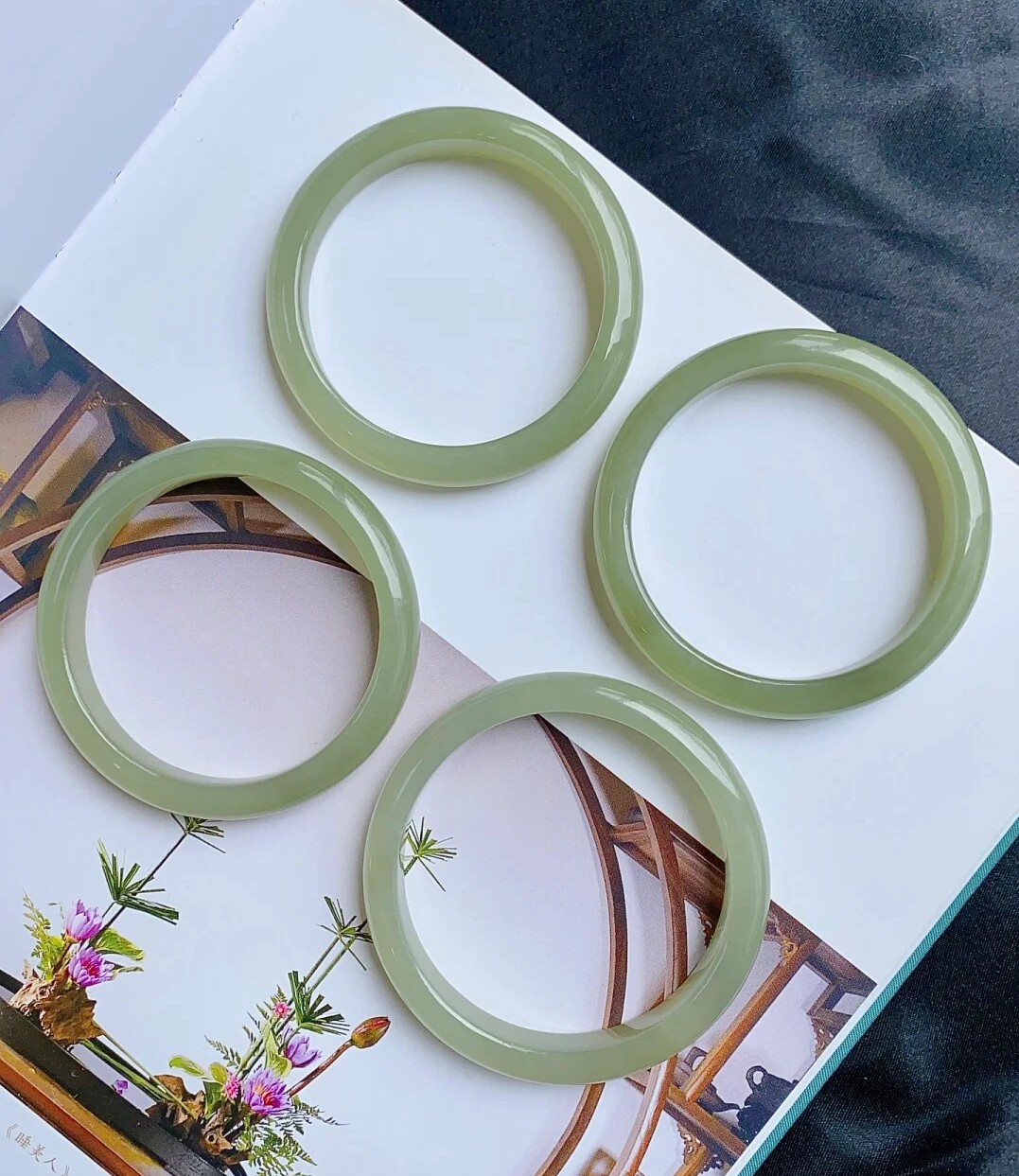 新疆和田玉青海料冰底晴水湖水绿圆条手镯青白玉少女精致镯子