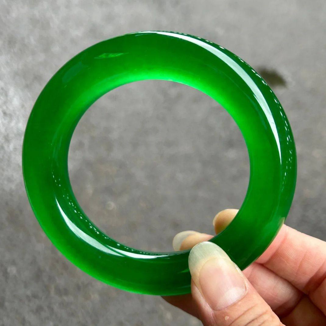 缅甸翡翠冰种帝王绿手镯