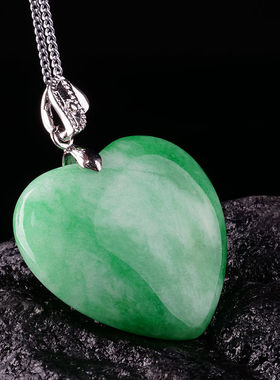 干青满绿色玉挂件心形吊坠