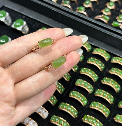 新疆和田玉碧玉苹果绿马鞍戒指