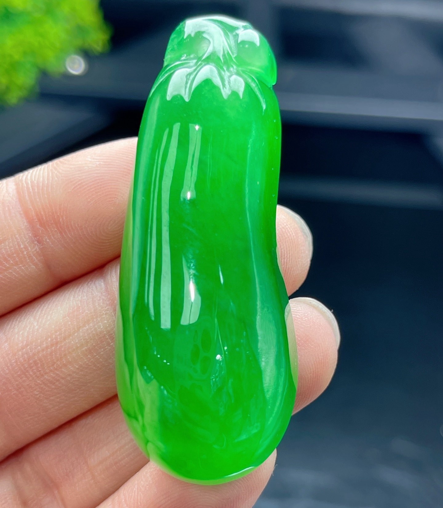 天然翡翠冰种满绿手工雕刻福瓜