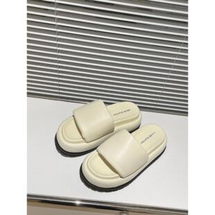 夏季新款欧货凉拖鞋女露趾厚底松糕底一字拖羊皮超软面包鞋